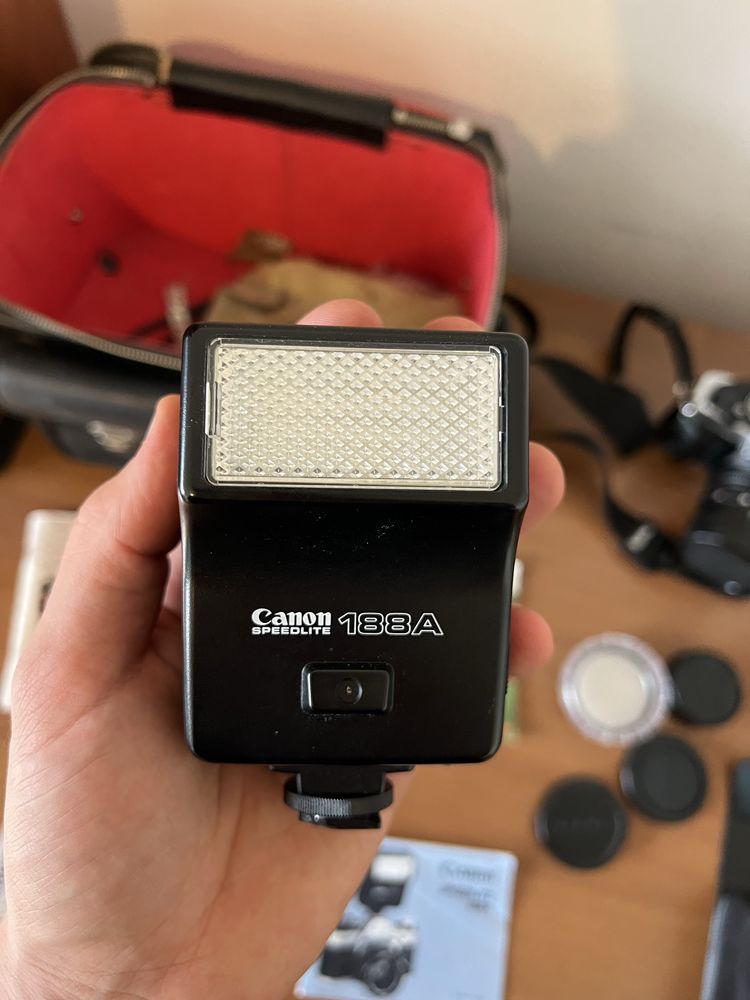 Лентов Canon AE-1 Program с обективи, светкавица, чанта и др.