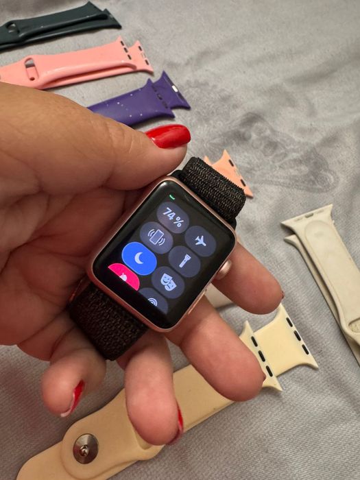 Продам Apple watch 3 series в подарок 7 ремешков