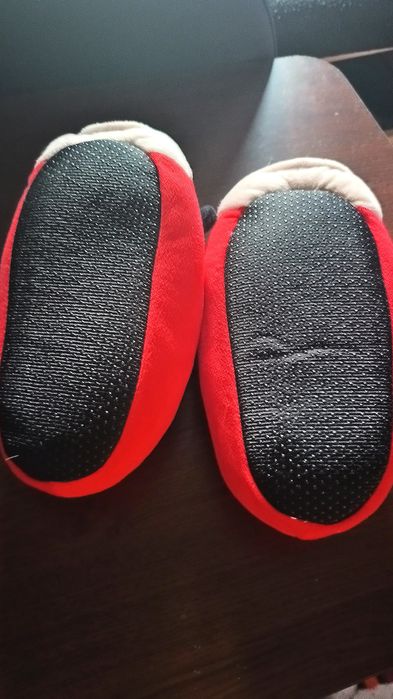 Vând papuci de casa Disney