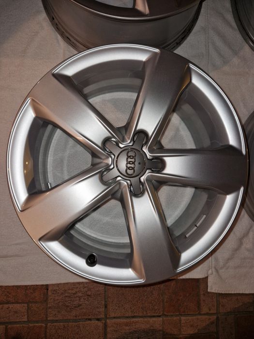 AUDI 7,5J×18 H2 ET37 4G0601025M
37 4G0601025M