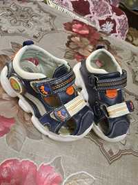 Продам сандалики для мальчика 24 размер