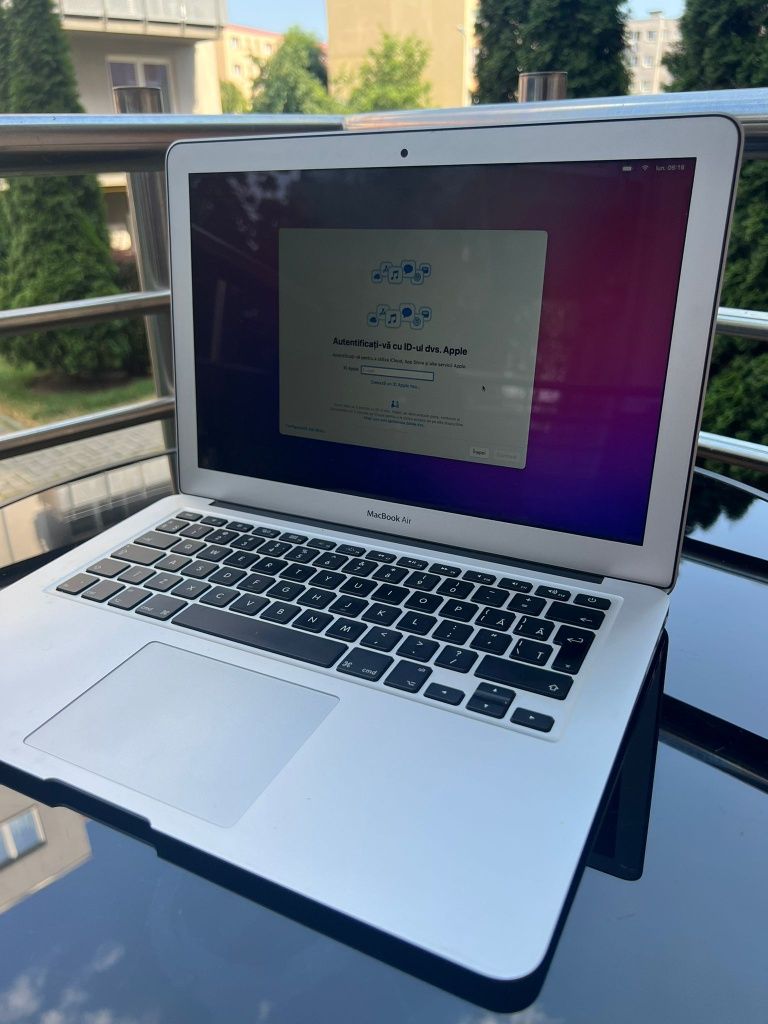 MacBook Air (13-inch - 2017)