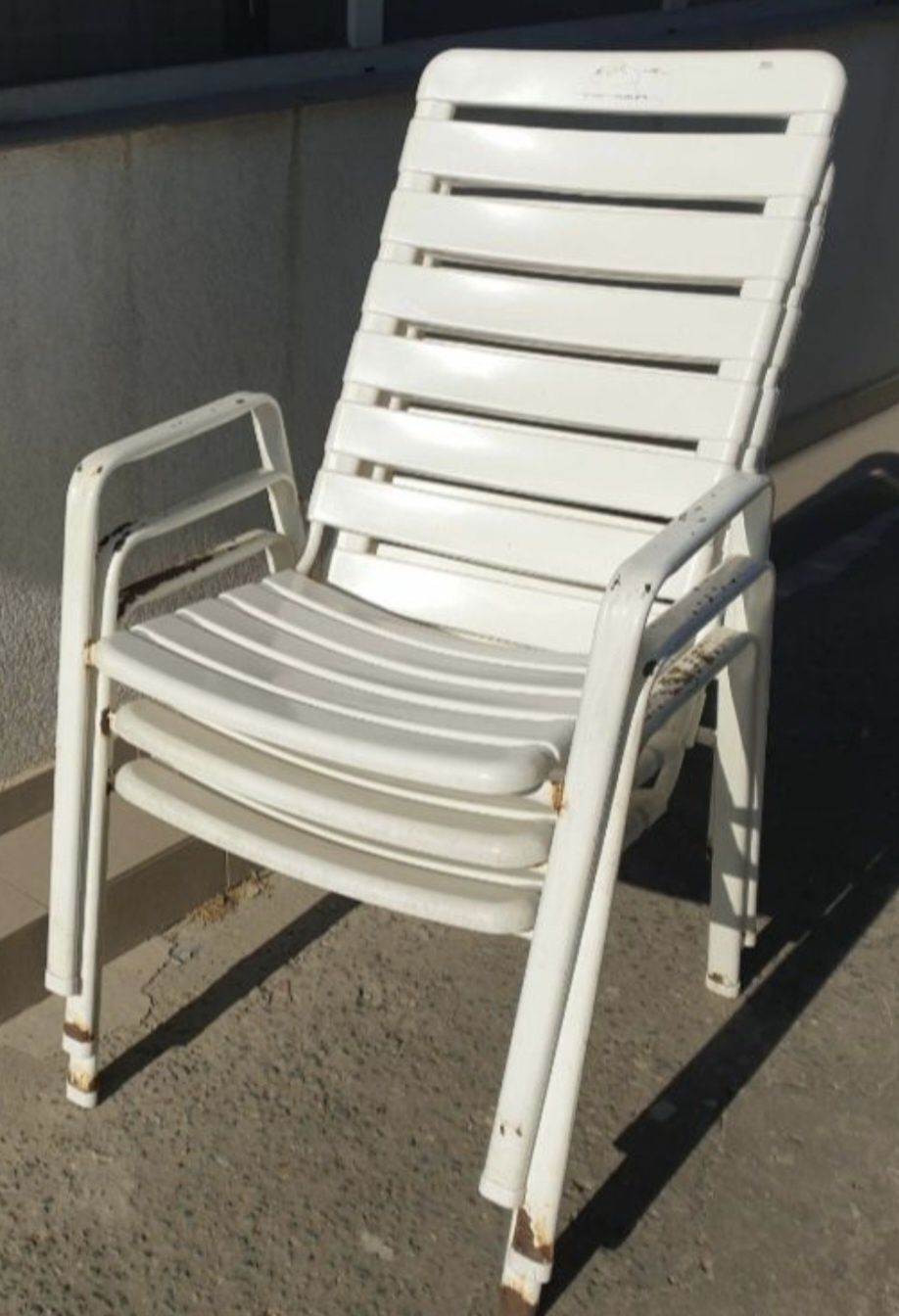 3 Scaune ideale pentru gradină & terasă(balcon)+ 3 perne 

- Sunt din
