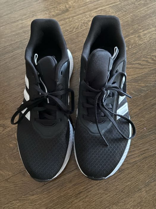 Adidași sport purtați o singură dată. Mãrime 40.5!