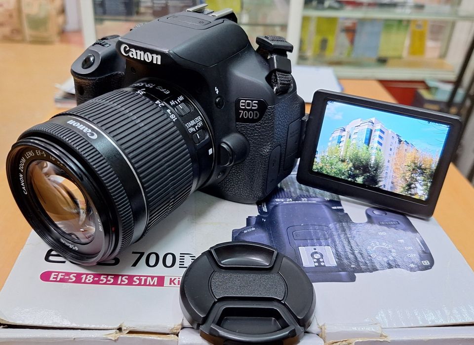 Canon 700D kit 18-55mm IS,STM (18.0пикс,сенс экран,сост отличное)