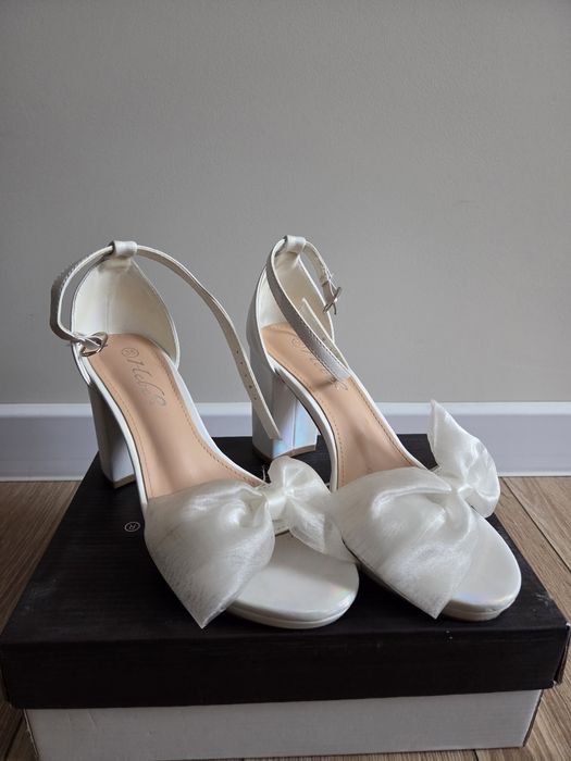 Дамски официални сандали в бяло