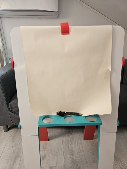 Tablă de scris cu două fețe, pentru cretă și marker, din lemn.