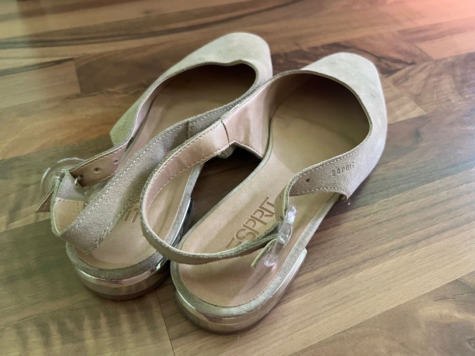 EspritБежови сандали-40 р-обувани веднъж -няма никакви забележки велур