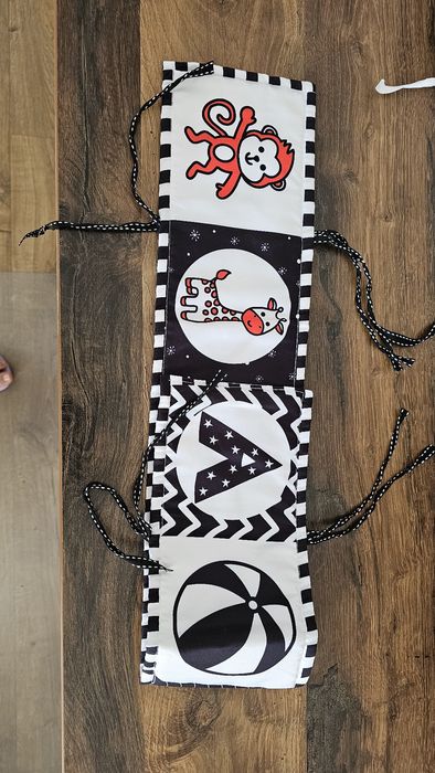 Carte senzoriala alb negru rosu bebelusi