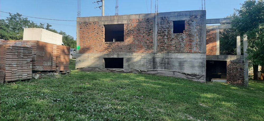 Vând casă 4 dormitoare și 2 livinguri