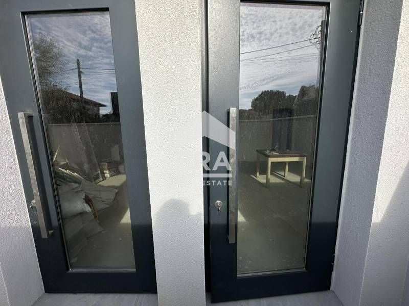 Партерен офис със самостоятелен вход за продажба, в новопостроена сгра