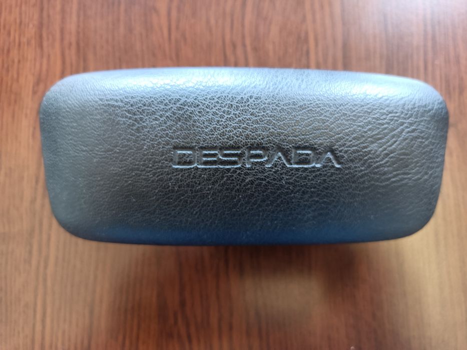 Продавам слънчеви очила.