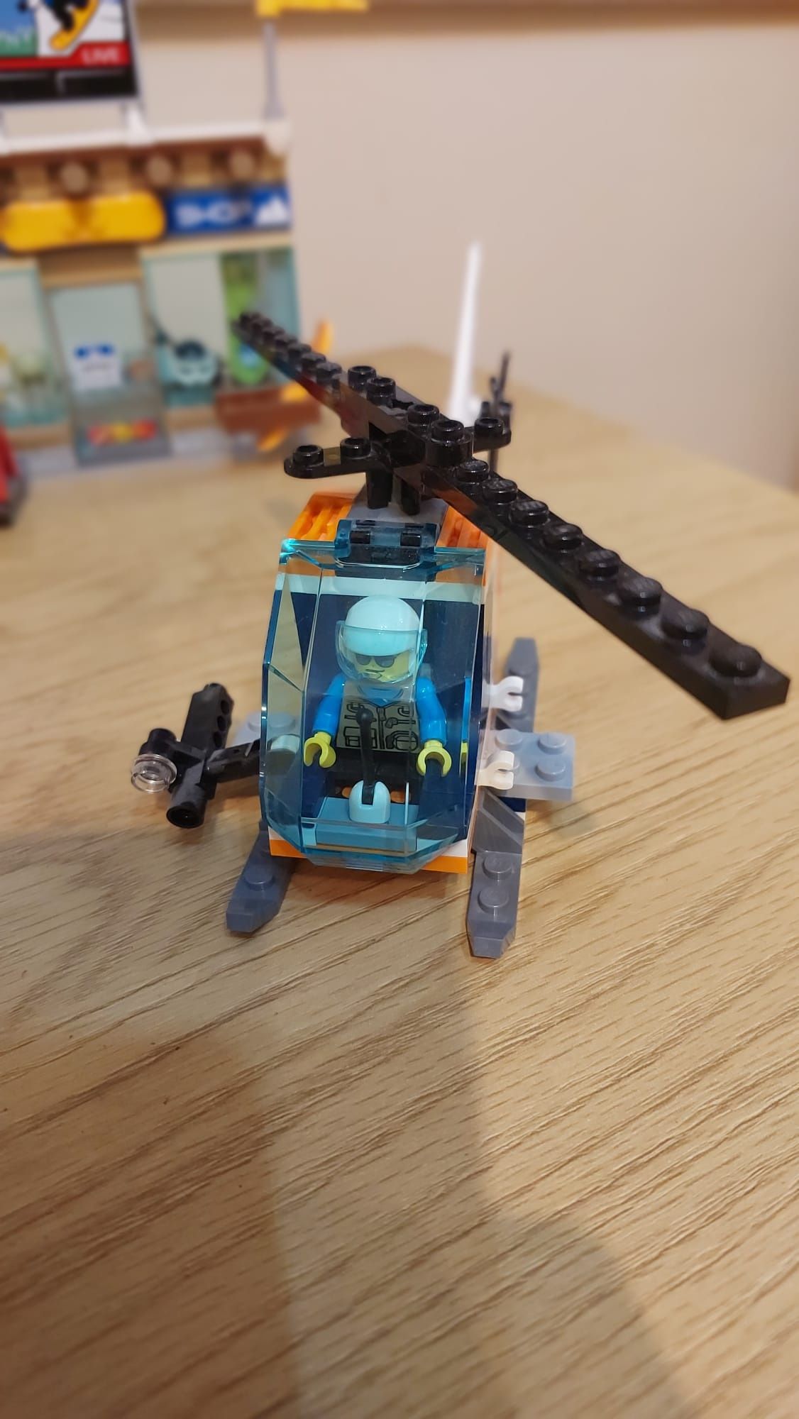 Vând lego 60203.