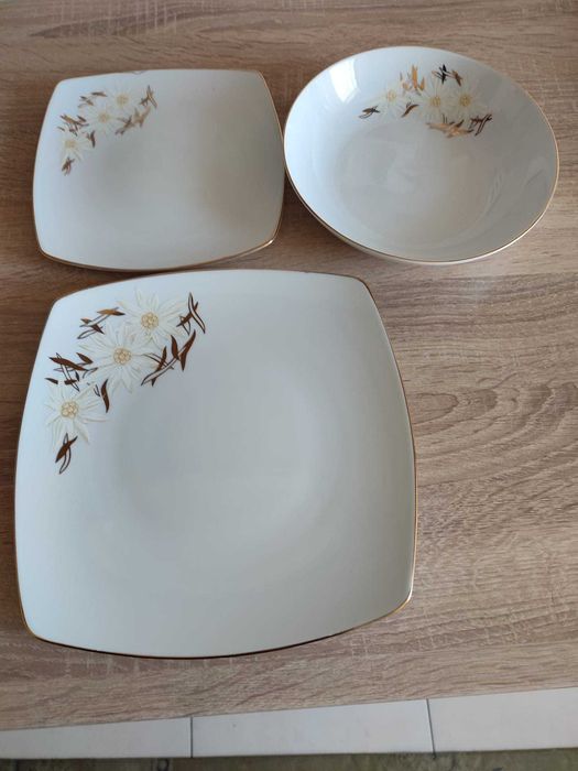 Vând set farfurii nou.