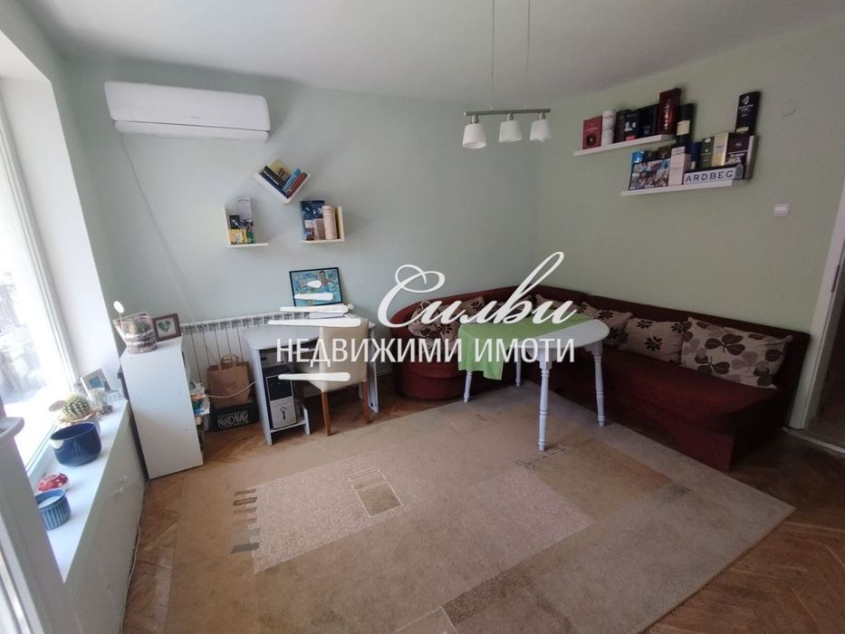 Обзаведен етаж къща -кв. Център