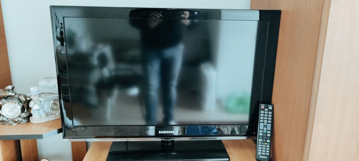 Televizor LCD Samsung cu telecomandă perfect funcțional!
