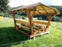 Foișor rustic , masă lemn masiv , cușcă câine.