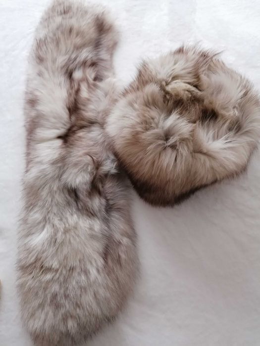 Комплект шапка и яка от сребърна лисица.