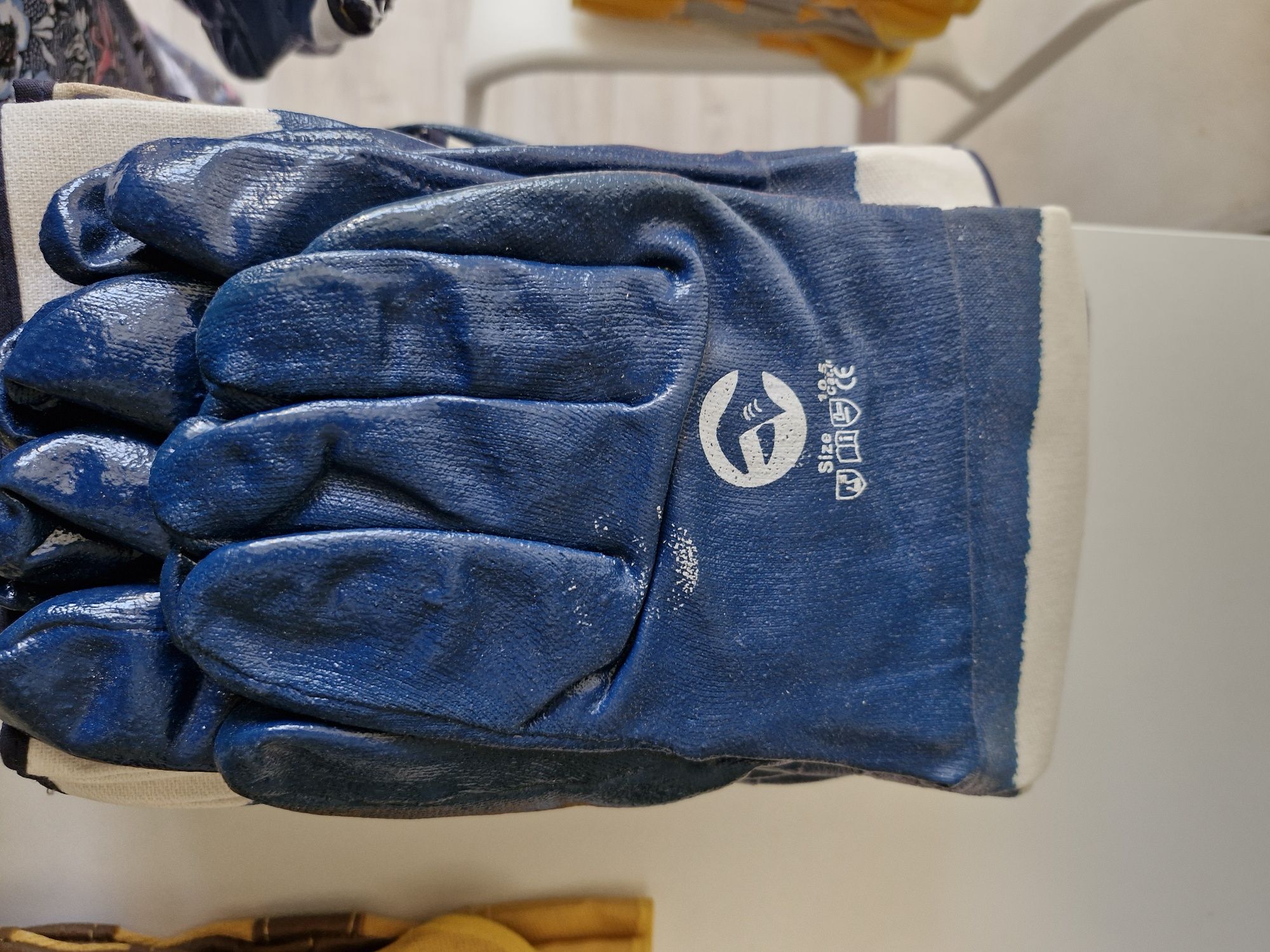 Рабочие перчатки разные