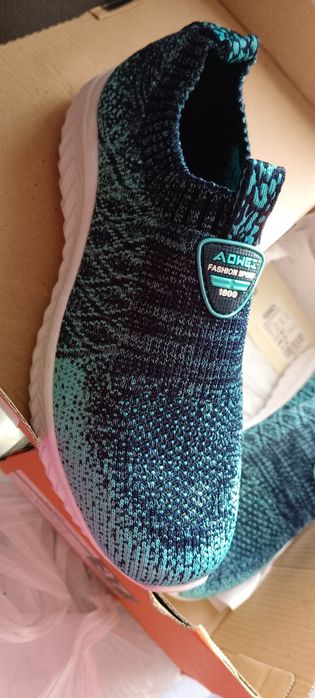 Продам кроссовки новые размер 37