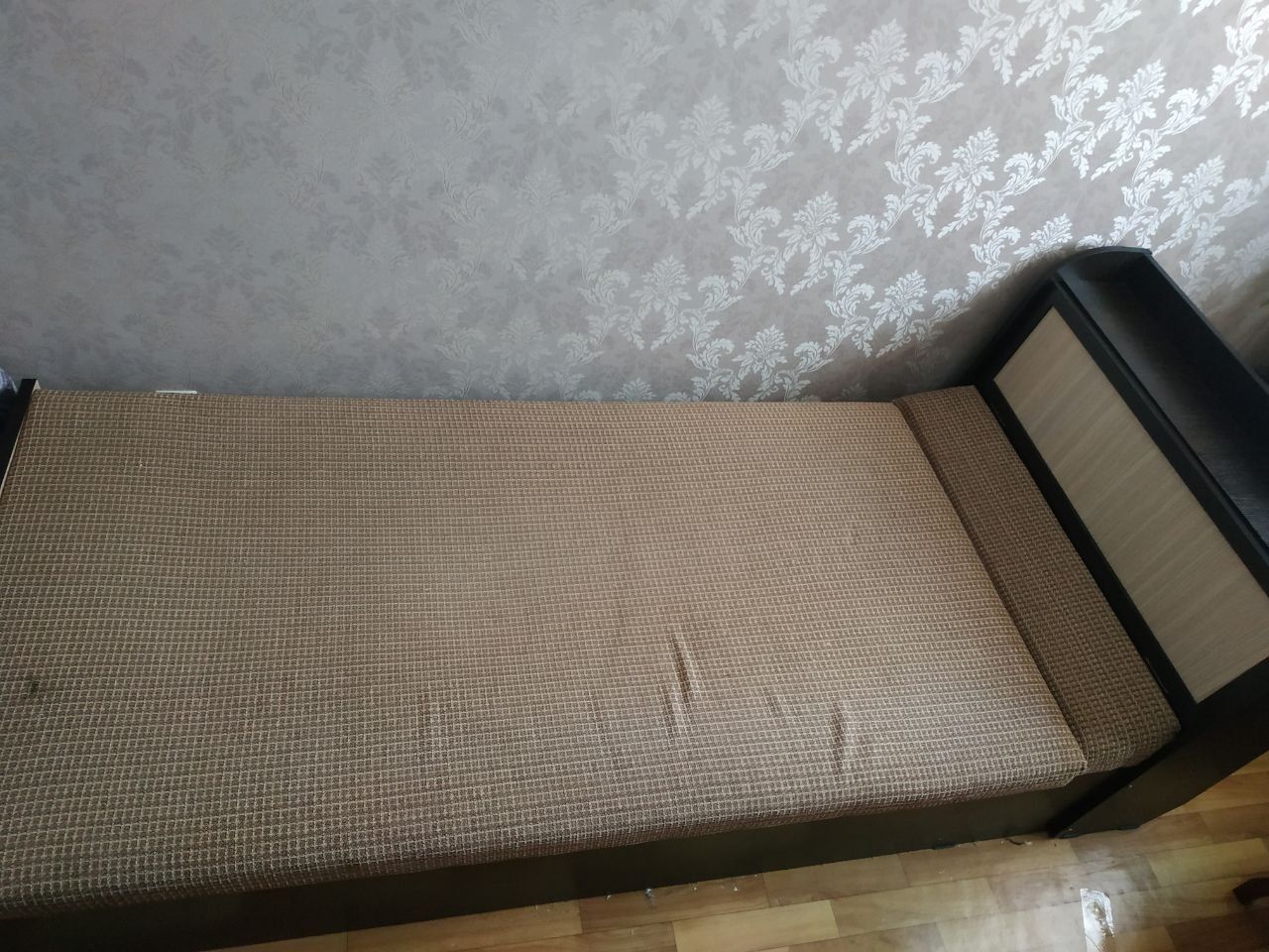 Кроват 2.10 узунлиги. 90 см кенглиги.