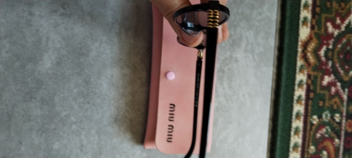 Женские солнцезащитные очки MIU MIU