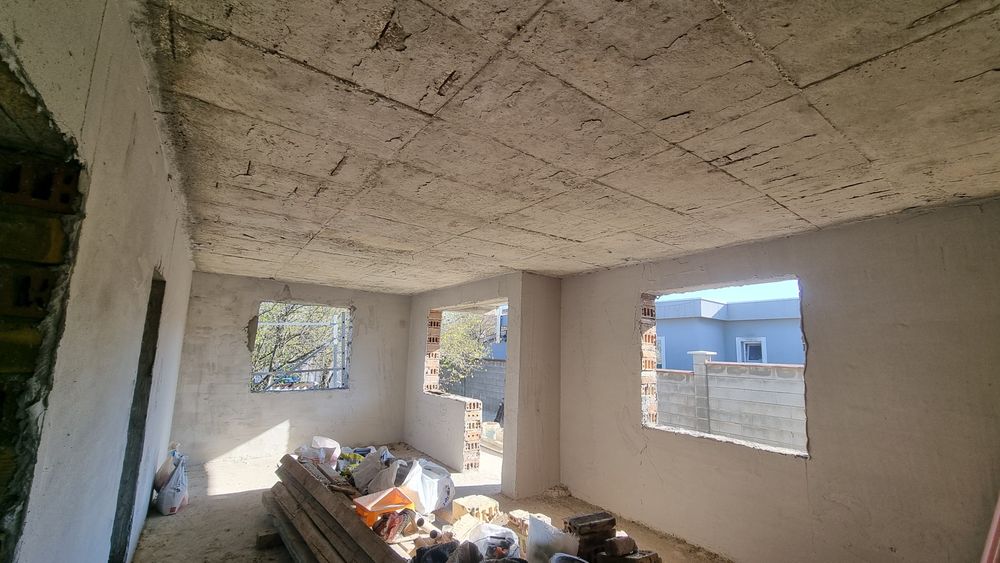 Продавам дворно място 558кв.м. с тухлена къща на 2 етажа