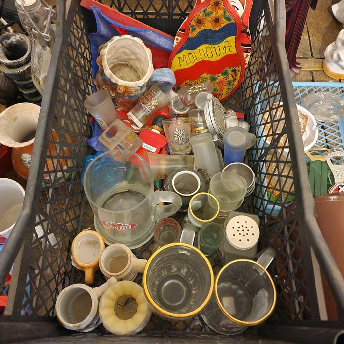 Cani, pahare mici, scrumiere