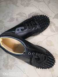 Нови екстравагантни черни обувки