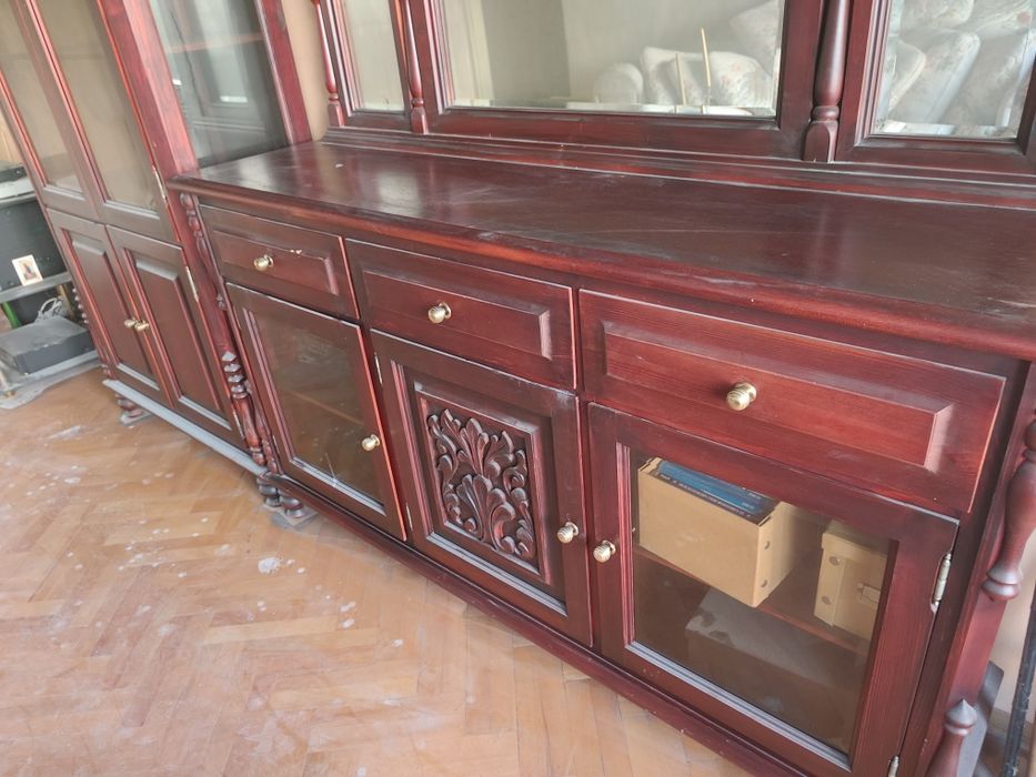 Два дървени скрина