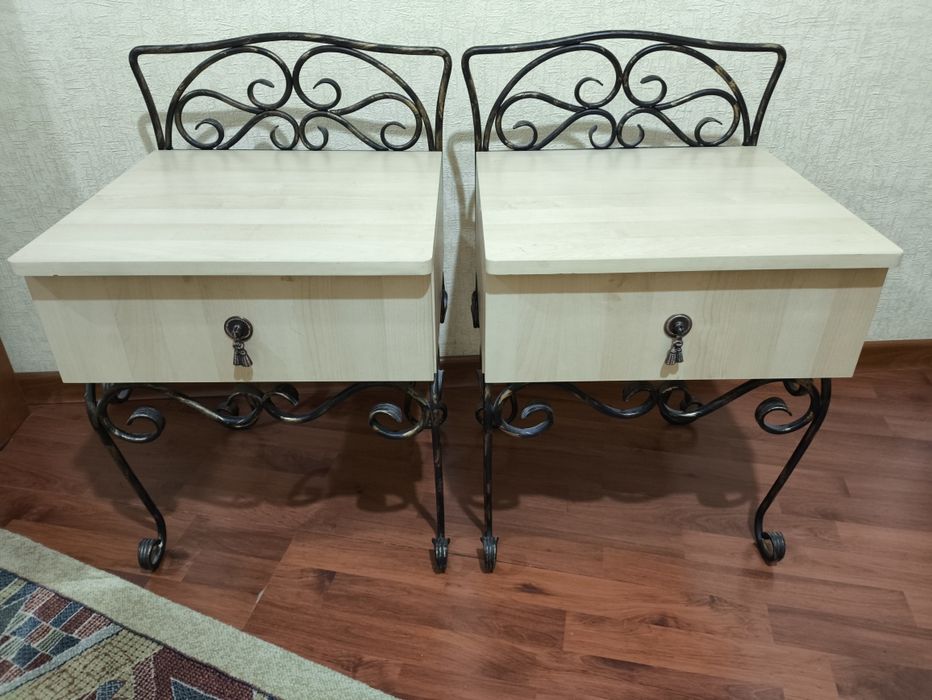 Тумбочка прикроватная, ножки кованные