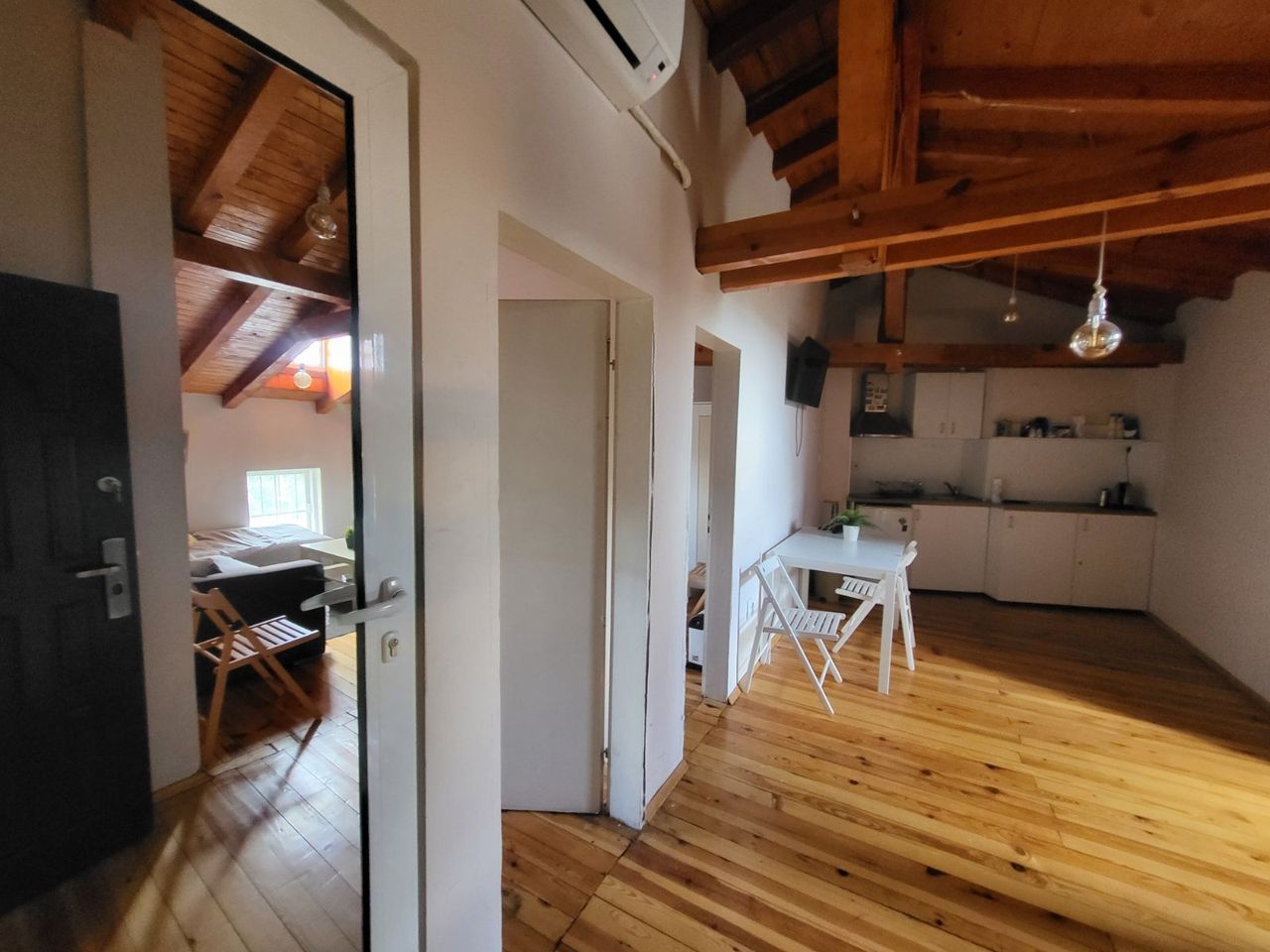 Дава се под наем Едностаен апартамент в София, Център - 28 кв.м за 209.61 € - Снимка #1