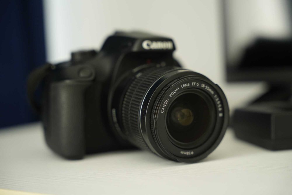 Canon 4000D + Obiectiv Kit EF-S 18- 55mm f/3.5-5.6 III