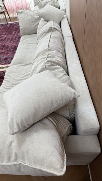 Диван 3 метра в длину.