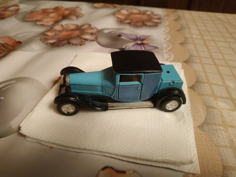 Продаю игрушечную машинку   синего цвета китайская.