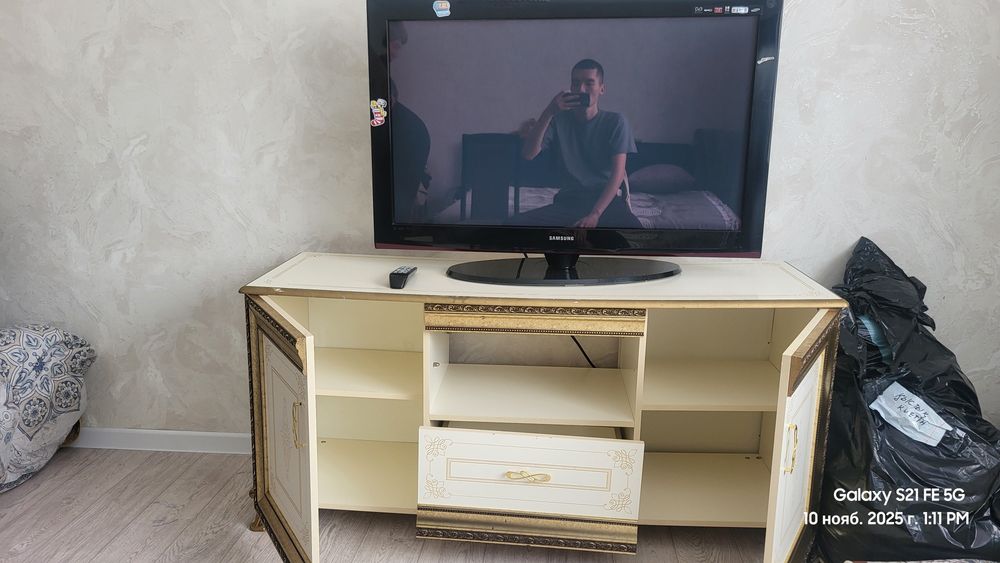 Продам телевизор и тумбу