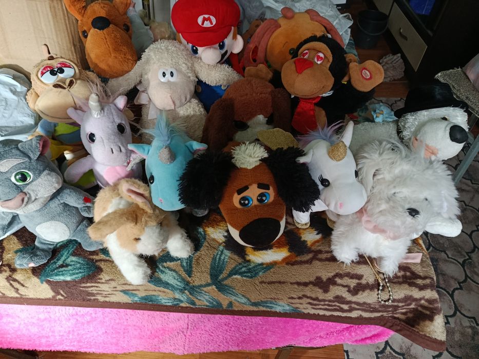 Продаю разные игрушки  на батарейках разные, двадцать штук