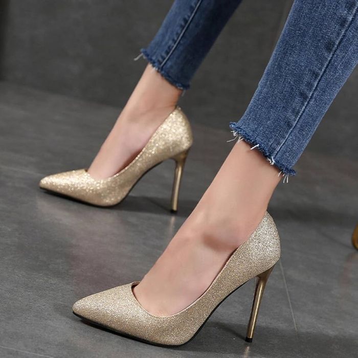 Блестящи брокатени златни токчета