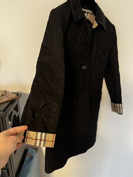 Pardesiu negru de la Burberry