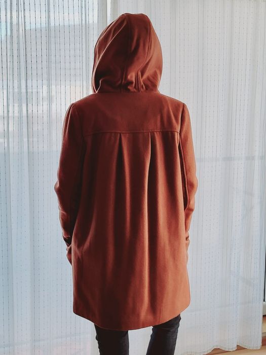 Palton din stofa de lana si gluga captusita cu blana naturala