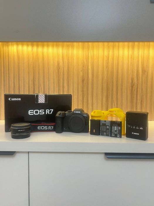Canon r7 body + viltrox adapteri + 2 ta batareka