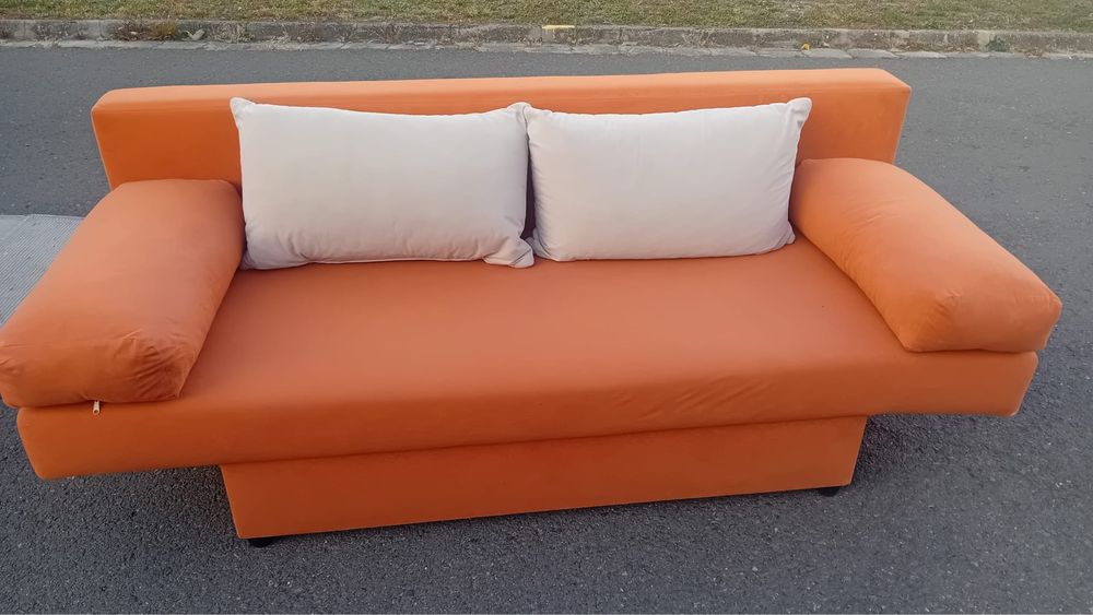 Canapea extensibila cu loc pentru haine