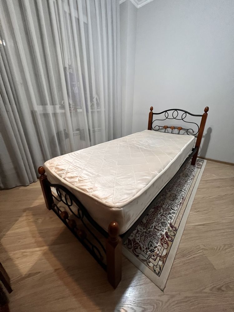 Кровать с матрасом