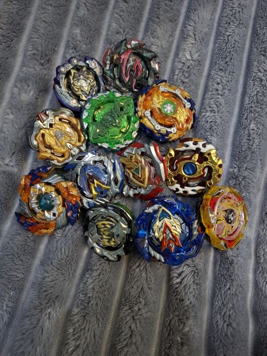 Бейблейды, арена и пускатели в отличном состоянии