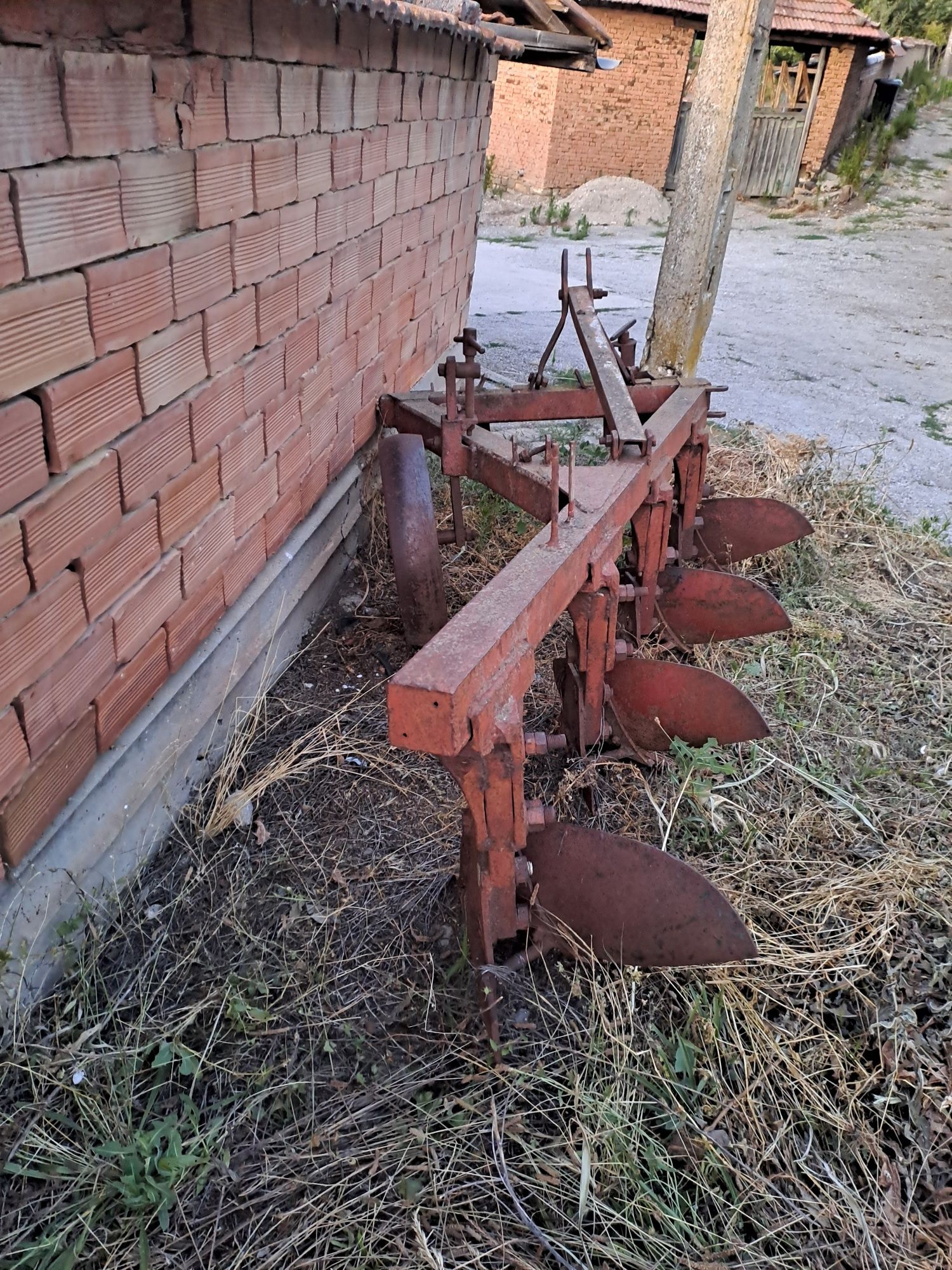 Плуг четворка в доро състояние