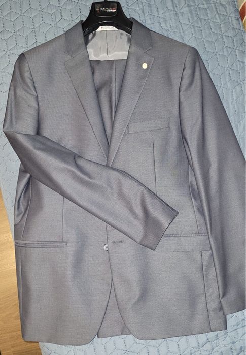 Costum barbati, gri, fin, marime 56