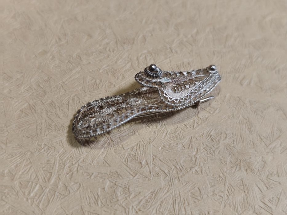 Стара сребърна брошка Пантофка филигран