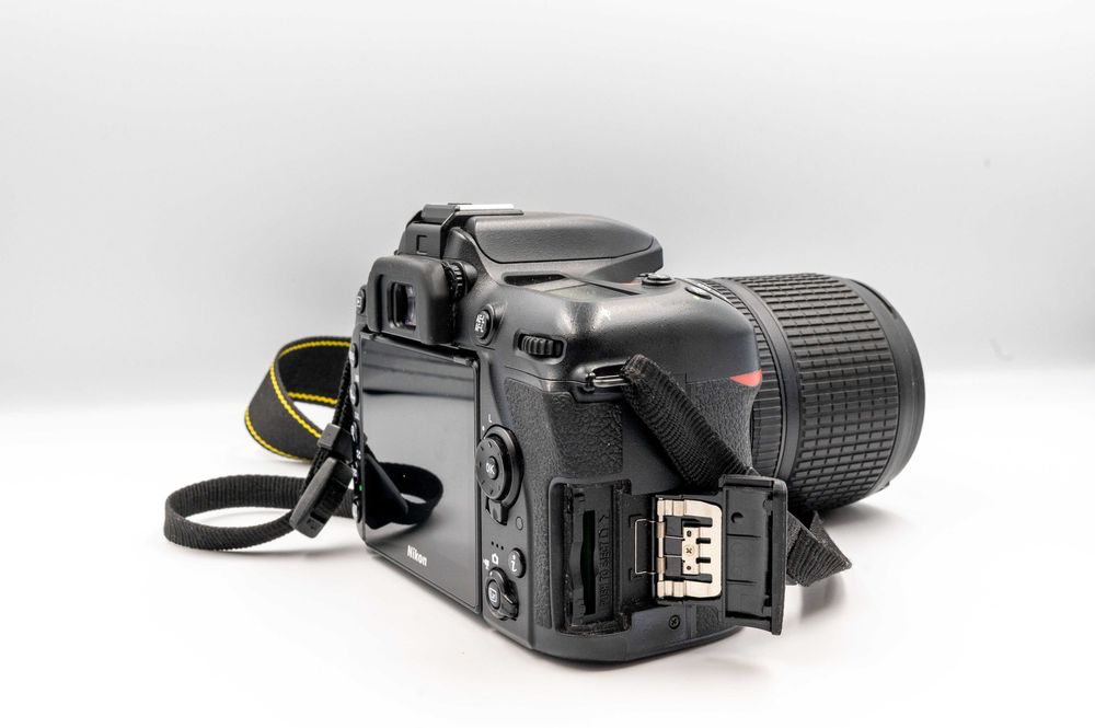 Nikon D7500 Aparat Foto DSLR Kit Obiectiv 18-140mm + 3 FILTRE