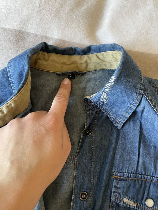 Cămașă de blugi cu nasturi metalici – Stil Western și croială modernă