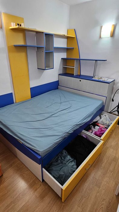 Pat cu sertare depozitare, saltea, lada depozitare, rafturi